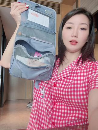 又简单又方便的化妆包,隔层很多,方便携带干湿分离!#化妆包#点击下方小黄车购买
