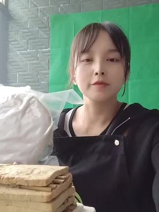 凉粉是夏天最好的伴侣,滑嫩的口感配上香辣的调料,让人忍不住一口接一口!有喜欢的家人朋友们锁定直播间 晚上七点准时开播!