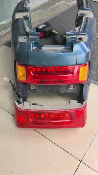 给老款n1s换一个nlt尾灯,这样尾灯不单调#n1s黑武士 #小牛电摩 #翻新修复 #小牛电动