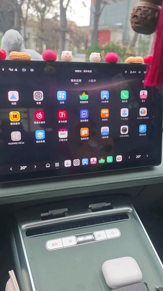 #开荣威纯电D6 解锁出行更多可能
荣威D6首次OTA升级之Carlink体验分享!作为荣威D6车主,必须来夸夸这次首次OTA升级!最惊喜的就是CarLink全接入,我的网易云音乐和高德导航终于能无缝上车,体验感直接拉满~
之前还担心车机应用不够全,现在打开CarLink一键连接,手机里的网易云歌单同步秒加载,高清音质配上车载音响,通勤路瞬间变成移动演唱会,连歌词排版都适配得恰到好处,再也不用费劲蓝牙配对、切换音频了。
更绝的是高德导航!手机上没看完的路线、收藏的常用地址,上车自动同步到车机大屏,路口放大、实时路况提醒比手机看得更清晰,遇到拥堵还能智能重新规划,语音指令响应也更快,一句“避开堵车路段”立马执行。而且微信收到的定位,直接通过CarLink转发给高德,不用手动输入地址,懒人车主真的爱了!
不用跑4S店,坐在车里就能完成升级,这波进化太实在了~ 十万级的车开出了二十万的智能体验,荣威D6这波OTA真的没让人失望,以后开车听歌导航都更顺手啦!