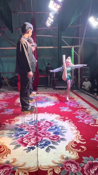 暖乎乎的广东,超热情的观众!现场邀请三位帅哥观众帮忙踩凳,笑声快掀翻场子~三张凳子的挑战,柔术人绝不认输,猜猜我能不能顺利通关?#郭琳萱 #柔术钻凳子 #谁能看出这有什么门道 #台山一分钟台下十年功