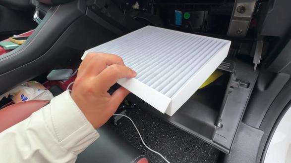自己换一个空调滤芯25块,去4s店需要100,更换方法比较简单,视频看我你也会了#空调滤芯 #空气滤芯#空调滤芯更换#逸动plus