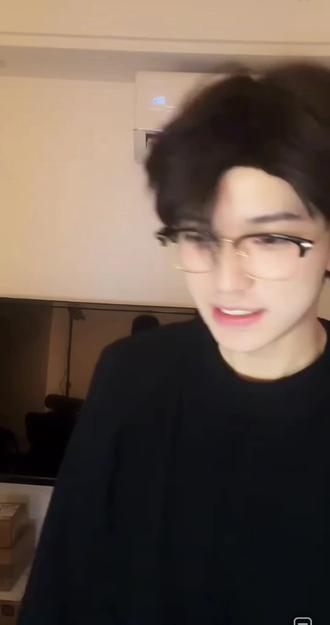 手势舞纯享版#煮雨波 #李歪歪#煮雨波的上课日记 #帅哥 #李歪歪 @煮雨波 @李歪歪