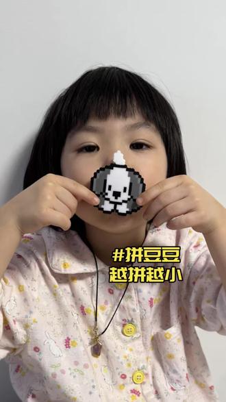 她都快粘在凳子上了#亲子