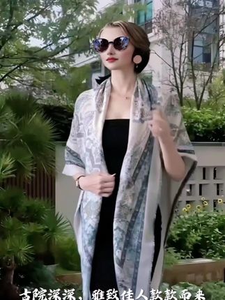 时尚围巾披肩,不仅保暖,还能提升整体造型,大家快试试吧!#优雅气质 #气质穿搭 #好身材好气质 #做工精细 #谁穿都好看