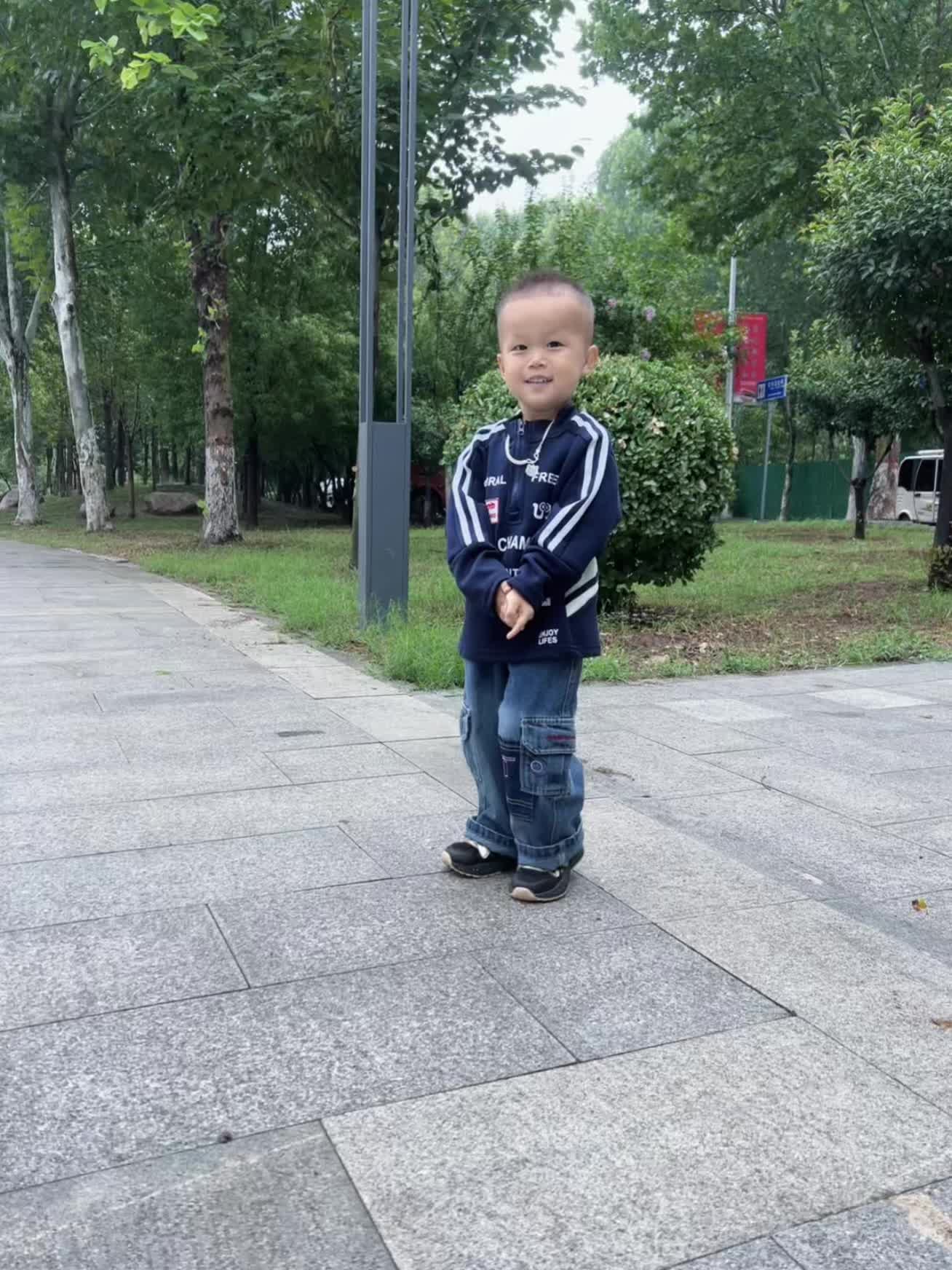 ❤️❤️❤️姐妹们,这套中小童韩版立领卫衣套装也太好看了吧!它可是2025年新款哦,立领的设计超级显气质,搭配休闲蓝色工装裤,满满的潮流范儿。这套装是中小童必备,快给孩子安排上#秋天🍂酷酷的风格#童装搭配#男童穿搭❤️❤️❤️