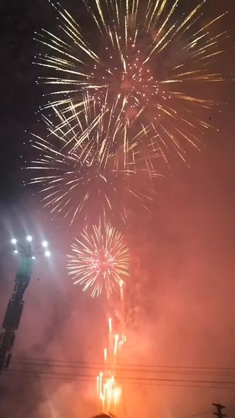 初三夜,烟花秀。愿这一晚的绚烂,许你一整年的马不停蹄,奔赴山海。长路漫漫,终有归途;烟火璀璨,终有落幕。愿你我,长乐未央。