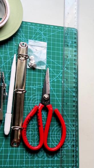 爆改卡册,太貌美了!!!
材料:金属活页夹,内页,卡册挡板,美工刀,包边胶带,大地纸不干胶两张,双面胶,圆规,铅笔,剪刀,尺子
过程:
1️⃣把纸盒拆开成大平面,这个边作为卡册的边界,将多余的部分去掉。(注意千万不要划破最外层的封皮)
2️⃣慢慢撕,把厚纸板撕掉,只留边上一层薄薄的表面,(小心,小心,再小心。)
3️⃣用双面胶把四周向内折贴好
4️⃣包边胶带美化四周
5️⃣拿出我的大地纸,贴在封面和结尾内侧两边,固定好位置。
6️⃣利用铅笔,在中间位置定位打孔点
利用圆规,将孔打好,固定活页夹。
7️⃣将挡板和内页放进去,就大功告成啦!
最后就可以放上美美的小卡啦!#追星卡册 #QQ音乐限定礼盒 #diy纸盒