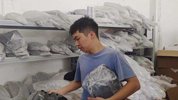 新能源尾灯破裂,烂了两个小洞,也可以单独更换尾灯罩#车灯升级#尾灯修复 #南宁尾灯修复#撸车日常#汽车人共创计划