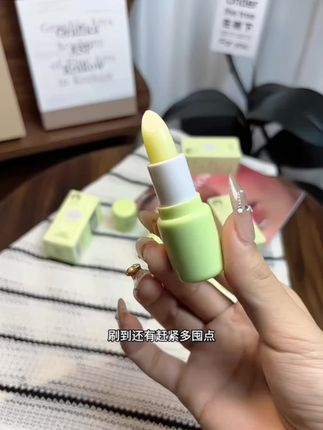 秋冬天嘴巴干干的,赶紧来试试#植物妈妈润唇膏 小孩子的东西,成分真的干净,擦完嘴巴都润了#唇膏 #平价好物 #护肤好物@DOU+好生意 @DOU+小助手