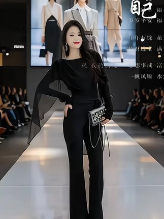 姐妹们看过来!格润雅2025新款两件套装真的绝绝子~黑色拼接针织上衣设计感拉满,独特的袖型自带气场,穿上瞬间气质up!搭配这条显瘦设计感裤子,高腰版型轻松勾勒好身材,微喇裤型还特显腿长。不管是职场通勤还是时尚秀场,这套都能让你稳稳拿捏气质范儿。面料舒适又有质感,穿上就不想脱下来。别犹豫了,这么有设计感又大方得体的套装,穿上你就是人群中最亮眼的存在,赶紧入手一套,解锁你的百变魅力吧!#时尚女装穿搭 #气质女神 #时髦穿搭 #轻奢女装 #好身材好气质