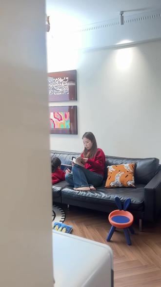 带娃解锁霸王茶姬新年新玩法✨DIY杯贴太有趣了!被酥酥拉着解锁霸王茶姬马年新玩法,DIY天马杯贴也太有年味了吧!
-
孩子平板上刷到DIY杯贴,立马喊着要给我做一个,顺便去喝大红袍新品~
-
半定制模式适合小朋友,敦煌天马贴纸库颜值拉满,娃自己选了金色翅膀天马,配上年味祝福语,几步就做好专属杯贴,还能解锁全定制手绘,分享给小伙伴很方便~
-
到店点了两杯大红袍新品,白雾红尘和肉桂橙大红袍都超好喝!白雾红尘全新拼配茶底感觉比原版的更好喝,肉桂橙大红袍的果香和茶香以及肉桂融合得刚刚好,酸甜解腻,小朋友也爱~ 取品还意外收获新年周边,福字门贴+马年红包,新年氛围感🆙
-
还顺便给娃讲了奶茶包装的敦煌天马设计,天马是吉祥瑞兽,新的一年讨个好彩头~ 马年喝霸王茶姬大红袍新品,DIY专属杯贴还能get新年周边!太快了啦~
#天马驰骋骐骥乘风#霸王茶姬马年新品霸王茶姬大红袍系列#diy #Diy杯贴