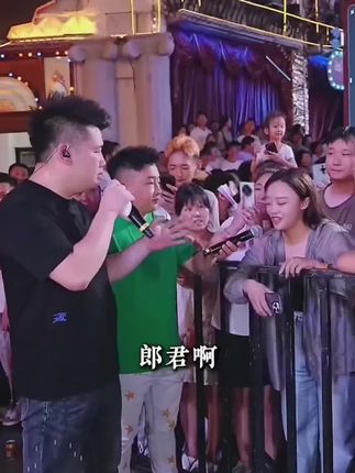 #上热门 河南哭神九笙真的太厉害了!用心唱出来的爹娘的恩情还也还不够,直接感动所有人观众现场落泪#木森 #木森大舞台 #气垫 #音乐分享
