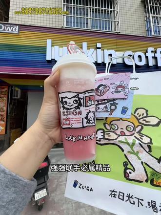 是真的,瑞幸和泡泡玛特的Zsiga联名啦!#瑞幸联名Zsiga#在日光下喝瑞幸#雪酪芝士桃桃#瑞的嘎子姐我端了#瑞子宠粉送隐藏