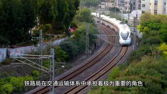 铁路局入职体检什么情况不合格 铁路局入职体检什么情况不合格
铁路局在交通运输体系中承担着极为重要的角色,其工作的特殊性与复杂性决定了入职体检有着严格的标准。了解铁路局入职体检中哪些情况可能导致不合格,对于求职者来说至关重要。
首先,视力方面的问题是常见的关注点。对于一些需要精准视觉判断的岗位,如火车司机、信号员等,视力要求更为严格。如果存在严重的近视、远视且矫正视力无法达到相应标准,或者患有色盲、色弱等影响颜色辨别能力的疾病,很可能会被判定为不合格。因为火车司机在行驶过程中需要清晰地观察信号灯、路况标识等,信号员则要准确辨别各种信号颜色,视力缺陷可能会导致严重的安全隐患,危及旅客生命与铁路运输安全。
听力障碍也是不容忽视的一项。铁路工作环境嘈杂,员工需要具备良好的听力以便及时接收指令、察觉异常声响。若双耳听力在一定频率范围内损失较为严重,经检测无法满足正常工作交流与安全警示音识别的要求,例如在列车运行过程中难以听到对讲机传来的调度指令或故障报警声,那么这样的情况通常会使入职体检不合格。
身体的基本健康状况同样是考核重点。患有严重的心血管疾病,如冠心病、严重的心律失常等,可能在高强度的铁路工作中引发心脏突发状况,影响工作安全与效率。呼吸系统疾病若较为严重,像严重的哮喘、慢性阻塞性肺疾病等,在铁路作业环境中,尤其是一些需要体力劳动或处于特殊环境(如隧道内空气质量相对较差)的岗位,可能导致员工呼吸困难,无法正常履行职责,从而被判定不合格。
传染性疾病方面,处于活动期的肺结核具有较强的传染性,在人员密集的铁路工作场所容易造成疾病传播,危害其他员工和旅客的健康。此外,像乙肝大三阳且病毒复制活跃,具有较高传染性时,考虑到集体工作环境与公共卫生安全,也可能导致入职体检不通过。不过,对于乙肝小三阳等传染性较低的情况,一般会综合其他因素进行判断。
肢体功能障碍也可能导致不合格。例如,铁路维修工人需要具备灵活的肢体操作能力来进行设备检修、线路维护等工作,如果手部或脚部存在严重残疾或功能受限,无法完成相应的体力劳动和精细操作,将难以胜任岗位要求。而对于一些服务类岗位,如乘务员,如果身体有明显的残疾或大面积疤痕影响形象与服务工作的正常开展,在外观形象考核上也可能不达标。
还有一些特殊情况,如患有精神类疾病,包括严重的抑郁症、精神分裂症等,可能影响员工的情绪稳定和工作判断能力,#铁路局体检
