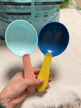 宠物粮长柄勺,食品级材质打造,接触宠物粮更安心,长柄设计轻松深入粮桶,避免手直接触碰造成污染。勺身弧度贴合粮桶内壁,舀取不残留,精准控制喂食量,告别凭手感添粮的烦恼。表面光滑易清洗,水渍污渍一冲即净。小小勺子藏着贴心,让每次喂食都成为轻松又安心的互动!#宠物勺子 #种草 #推荐 #分享 #爆款