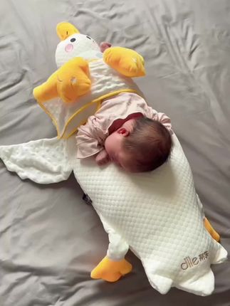 爸爸买的这个#大白鹅排气枕 真的是买对了!每天让宝宝趴会儿,噗噗放好多屁,宝宝舒服睡的也安稳~#新生儿护理 #带娃神器 #月子里的宝宝 #新生儿