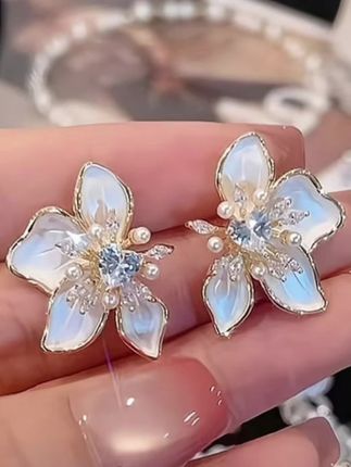 #花朵耳钉 轻奢仿珍珠闪钻花朵耳钉耳环小众设计感耳饰新款爆款 #轻奢耳钉 #闪钻耳饰 #小众耳饰 #设计感耳饰