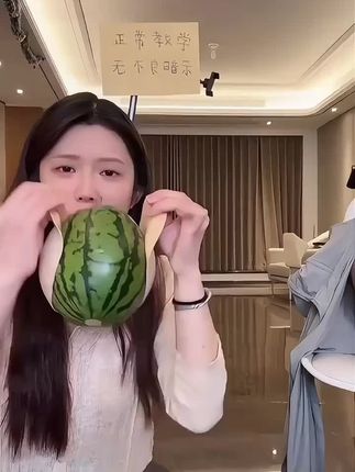试婚纱我买了这么多种胸贴,对比下来这种奶盖似的千万别用,没有一点聚拢效果。#舒服 #爱了 #胸贴 #胸贴种草