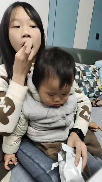 #真实生活分享计划 二蛋:你倒是给我吃啊#人类幼崽迷惑行为大赏 #德华带娃