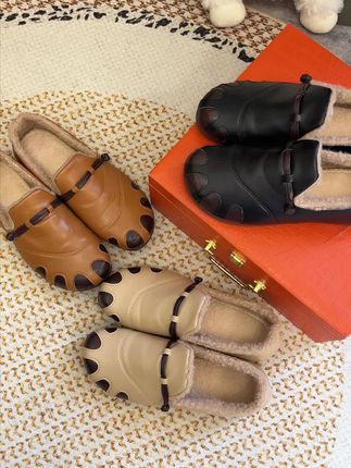 我自己留了一双这个鞋,软底软面穿上去很舒服很舒服,居家外出都可以穿。#妈妈鞋 #加绒保暖