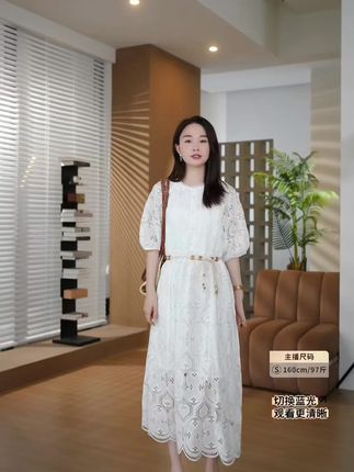 撞色勾边的蕾丝花纹精致如剪纸,恰到好处的镂空透肤,既有复古宫廷的贵气,又不失日常的优雅。配上珍珠耳饰,轻松穿出欧洲贵族名媛感。#拒绝次抛衣的出游穿搭 #出游穿搭 #国庆出游穿搭#节日穿搭