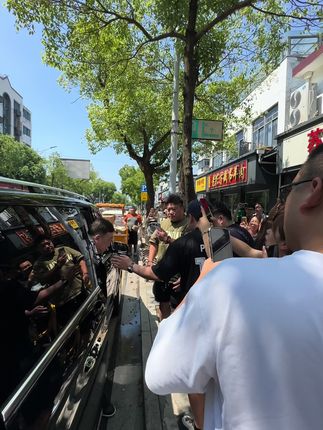 大导演大明星来吴江苏掌柜啦!大家认识这是谁吗? 人太多啦,都挤不进去‼️#王晶导演#导演