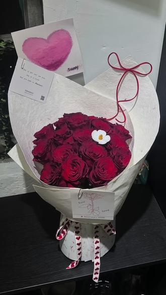 18支高原红玫瑰花束教程 #花艺分享
初见乍欢,久处仍怦然。红玫瑰最好的诠释,也表达了认真、炽烈、不渝。♥️
#红玫瑰花束 #表白玫瑰花束 #玫瑰花束教程 #生日礼物浪漫玫瑰