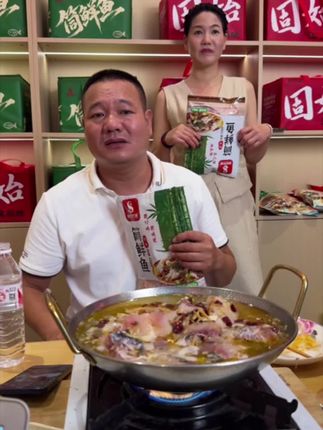吃俏巴巴滴鱼,做俏巴巴滴事#好吃到停不下来 #抖音美食推荐官 #地方特色美食 #俏巴巴滴 #筒鲜鱼