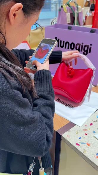 抓到认真检查包包的柜姐一枚🙋🏻♀️
每只包包发出前都仔仔细细检查✨ 确认没有瑕疵才安排顺丰飞走
这种认真对待顾客的样子,真的太戳了!💘
买包的快乐,一半是包包好看,一半是被这份用心拿捏~
#古良吉吉 #包包分享 #购物幸福感 #kunogigi