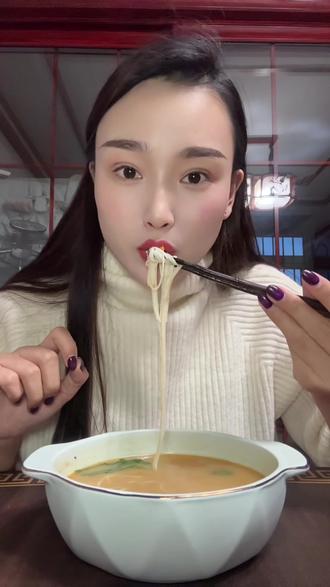 终于找到小时候爱吃的龙嫂米线了!还是那个味道!每个口味都好好吃! #米线 #龙嫂米线 #米线吃起来 #夜宵时间到