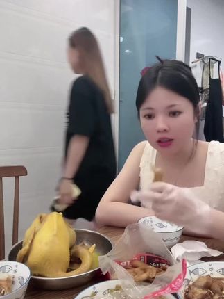 姐妹们吃盐焗鸡啦 好好吃的盐焗鸡呀 怎么吃都不会腻呀#强烈推荐 #盐焗鸡