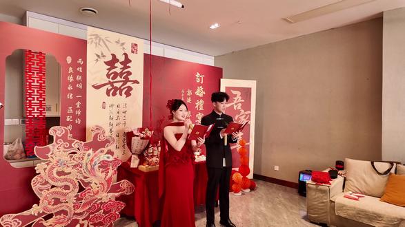 这场仪式虽然漏洞百出,好在也是完美礼成了!
感谢远道而来的每一份祝福,始于心动,终于白首,平安喜乐,共赴漫漫余生。#订婚 #订婚宴 #手拉订婚书 #囍