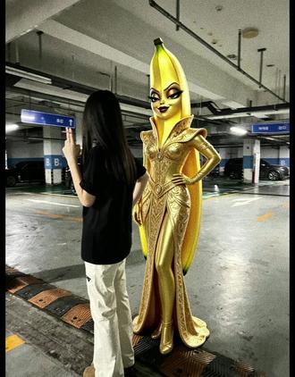 我要和香蕉女王夺回属于我们的一切!和香蕉女王Ai合照制作教程来了 #24k纯金香蕉女王 #香蕉女王合影 #香蕉女王合照 #AI水果花式整活我是黄金蕉蕉女王 黄金蕉蕉女王Ai指令版 #剪映 我被ai水果洗脑belike 香蕉女王生成指令 和香蕉女王合影ai 就让爱看水果ai的我们