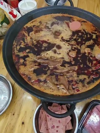 在重庆,没有什么烦恼是一顿火锅解决不了的,如果有,那就在家再做一顿!#火锅 #强烈推荐 #火锅锅
