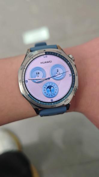华为GT5现在价格大降价啦!手表含有一百多种运动模式检测,还有心率、血氧、睡眠检测、还可以连接微信功能,现在下单还送多种精美小礼品,喜欢的老板,快来我直播间看看吧!#华为 #华为手表 #华为GT5 #智能手表 #助手抖音