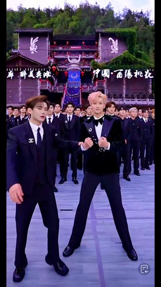 @紫霖-爱乐L #小霖纸的圈子 #紫霖-爱乐l cp 粉毛发力了,还🉐是紫霖大舅哥太宠粉啦、紫霖想要的粉丝们也想要的福利😘😘哇哦。未完待续~水晶鞋👠~之火花(舞蹈)#舞台就是他的主场 龙队的托举,小紫霖也特有排面的#行走的偶像剧 这一路走来真的很不容易,感恩相遇,感谢所有所有的支持鼓励。让你们相互成就彼此共同进步,加油未来可期👍👍@龙浩天🐲(生活号) @龙浩天🐲 (酉阳桃花源酉州古城直播)