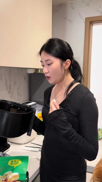 晚上饿的睡不着我就吃这个肉敢当的鸡胸肉肠,蛋白质含量超高,健身管理期都能放心吃。如果用空气炸锅烤一下,更是香的没边了!!
#管理期零食 #低脂鸡肉肠 #鸡胸肉 #鸡胸肉的神仙吃法 #肉敢当鸡肉肠