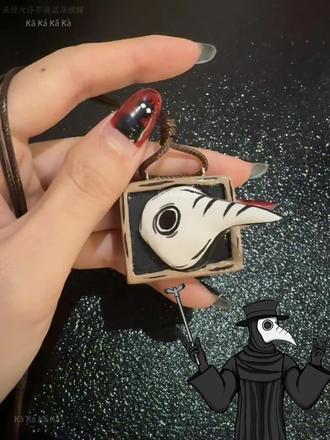 Diy35绣湖|把“鸟嘴医生”的面具做成项链啦🎭 一开始看到乌鸦先生带着这个面具就感觉很奇特,
还以为是绣湖虚构出来的!
后来翻到鸟嘴医生居然是起源于1619年,是指穿戴鸟嘴面具的医生!!!!是真实存在过的!
*科普:
医师全身从头到脚披着防油布制成的大衣,
双手用巨大的手套包起来,戴着帽子,
脸则藏在可过滤空气、状如鸟嘴的面具里 ,
眼睛由透明的玻璃护着,手上拿着长棒,
必要时指挥病人如何疗病。
由于当时医学不发达,所以根本不知道病因,所以这种装扮多少有吓走病魔的用意,他们被称为鸟嘴医生(Doctor Schnabel)。
#我的手工日记 #创作灵感 #绣湖 #游戏周边diy #创作者中心