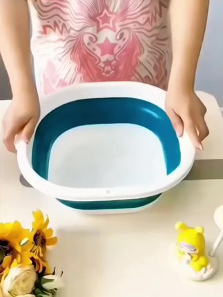 #好物分享 #家里孩子马上快开学了,洗脸盆就给它选这样可以折叠的,三个还没一个普通脸盆大,开学放在行李箱里也不占空间,缝隙角落都能放,三个都没一个普通脸盆大,它是加厚的,很结实耐用,平时用它洗个衣服、洗个脚、洗个水果都非常方便。#居家好物 #美观实用 #生活用品