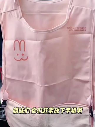 经常做饭的赶紧把家里的寄身围裙换了吧,它这个套上就可以用,两片式的,不仅穿脱方便,夏天穿也不会闷热了。整个都是防水防油的面料,脏了之后很好打理。前面还有两个大口袋,装个手机很方便,家里有一个太实用了。