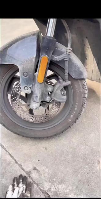 原装卡钳没有飞机音,刹不住车怎么办?来看一下九号极核小牛台铃雅迪爱玛黑骑士等多种车型无损直上的飞机音高性能刹车皮测评#番茄很皮 #电改 #高性能刹车皮#飞机音