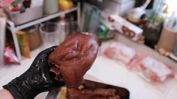 猪头肉都做上啦,年味也是越来越浓啦~
酱猪头太好吃啦,这么麻烦也是值得啦!#一般人不告诉他 #你能叫出它的名字吗 #猪头肉 #年夜饭菜单提前曝光了 #抖音年味争霸赛