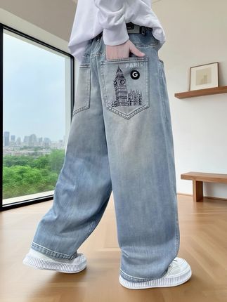 标题:2025新款男童牛仔裤 | 一裤穿三季,潮酷炸街无压力 从春日的微风到夏日的蝉鸣,再到秋日的清爽,这条男童牛仔裤承包孩子一整个舒适又时髦的季节。2025新款专为中大童设计,薄款面料透气不闷汗,跑跳玩耍也自在。经典牛仔蓝自带潮感,微弹版型包容各种身形,无论是搭配T恤还是卫衣都出彩。细节处的猫须磨白和简约口袋设计,低调中藏着小心机,让男孩轻松穿出炸街范儿。春秋可单穿,夏季搭短袖,一条搞定多季穿搭,妈妈省心,孩子更爱穿~#男童穿搭 #儿童牛仔裤 #春夏童装#炸街穿搭 #高品质童装