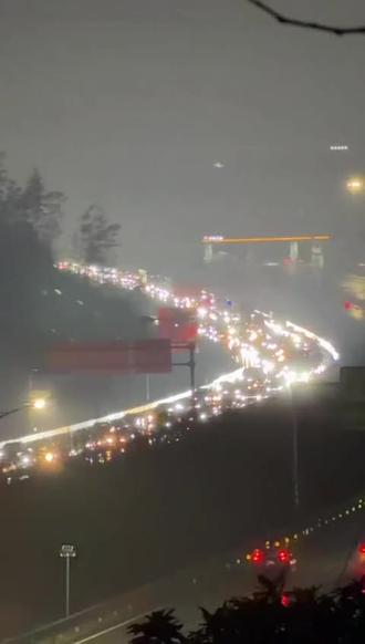 初七晚上堵的厉害#高速堵车 #塞车 #高速塞车