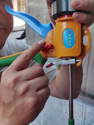 全自动变速胶枪28轴承改装。带两个档位调节胶枪。