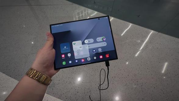 都说三星新款三折叠难抢
我看看怎么个事儿
#三星 #折叠屏 #Galaxy Z TriFold #热门 #抽象