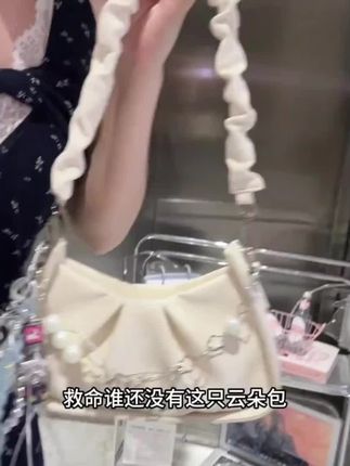 简直了 这只包包怎么背都不会腻 精致感轻松拿捏#包包推荐 #百搭包包 #仙女必备 #穿搭 #高颜值 @DOU+好生意 @DOU+小助手