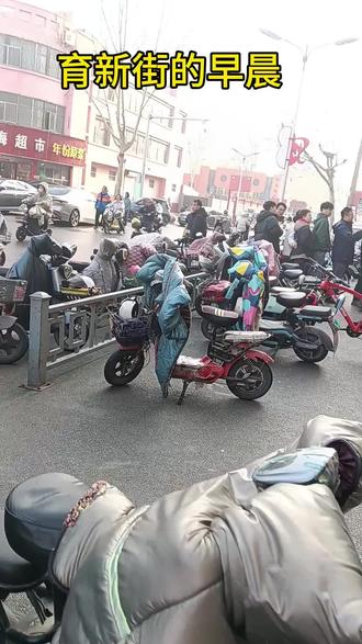 有时间就愿意来育新街吃早餐,我记得这个丁家火烧,在我记事的时候就有,现在的老板是传承人,李氏胡辣汤和河南胡辣汤不同,颜色清淡,面筋丝滑,他家是聊城胡辣汤口味最正宗的做法,还有这个八批小时候只能在老城里买到,咬一口又酥又脆和烧饼夹在一起香 脆还不腻——好吃!#特色早餐推荐 #烟火气小店 #育新街#聊城
