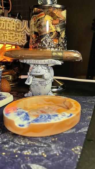 征途 叶卷 艺妓(Viaje Hamaki Geisha)
Hamaki Geisha(葉卷 藝妓)
-尺寸:171mm × 52环径(6.75×52),双尖鱼雷(Perfecto)
-版本两款
自然版(Corojo 99):尼加拉瓜克罗霍99茄衣,浅棕
马杜罗版(San Andrés):墨西哥圣安德烈斯茄衣,深棕油性
#雪茄生活
承认命运有局限,不妄想逆天改命;
守住自身有底线,不放弃躬身努力;
不被流量情怀裹挟,过好自己平凡踏实的日子。